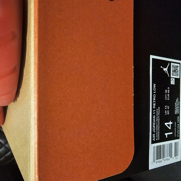 Jordan Athletic Shoes Black and Red - Picture 5 of 5